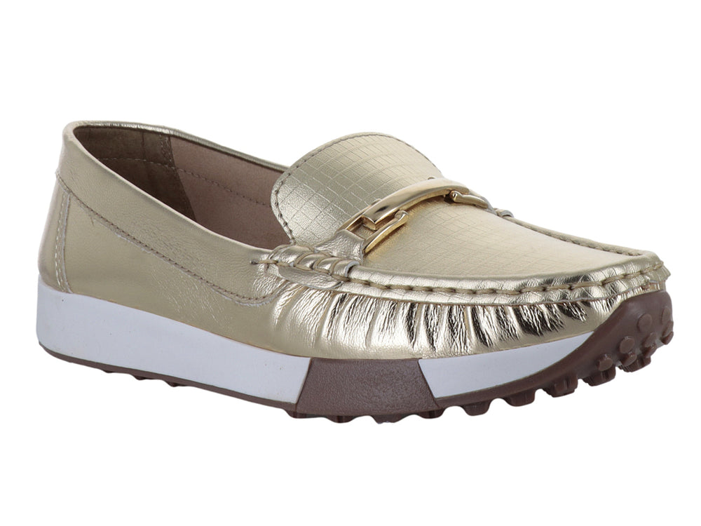 Zapato tipo mocasín color oro inglés con suela blanca y café.