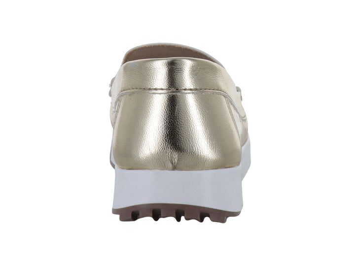 Zapato tipo mocasín color oro inglés con suela blanca y café.