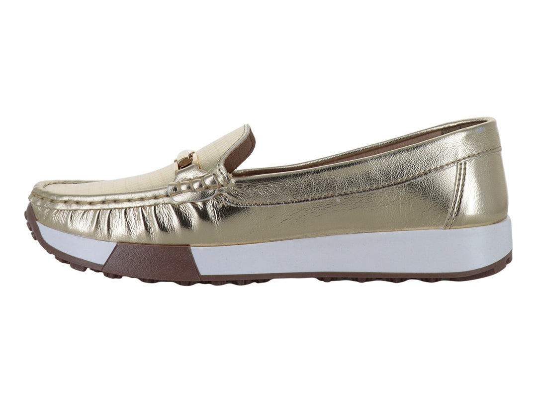 Zapato tipo mocasín color oro inglés con suela blanca y café.