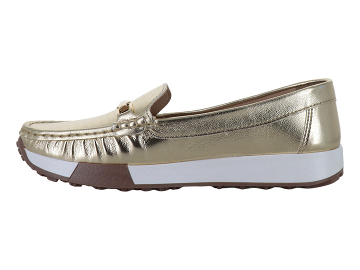 Zapato tipo mocasín color oro inglés con suela blanca y café.
