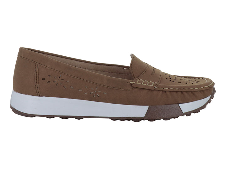 Zapato tipo mocasín color tan con suela blanca y detalles perforados laterales.