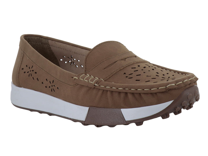 Zapato tipo mocasín color tan con suela blanca y detalles perforados laterales.