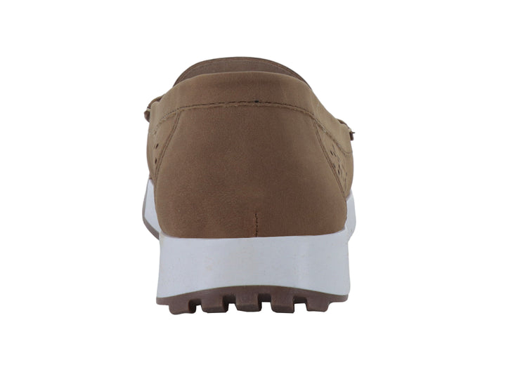 Zapato tipo mocasín color tan con suela blanca y detalles perforados laterales.