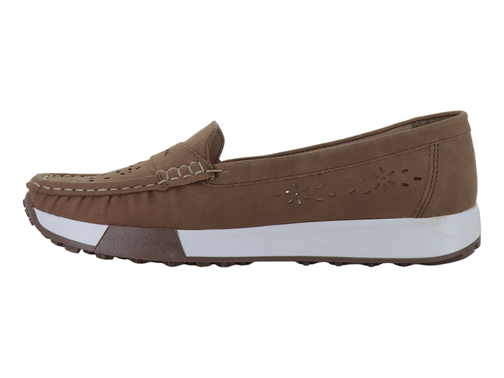 Zapato tipo mocasín color tan con suela blanca y detalles perforados laterales.