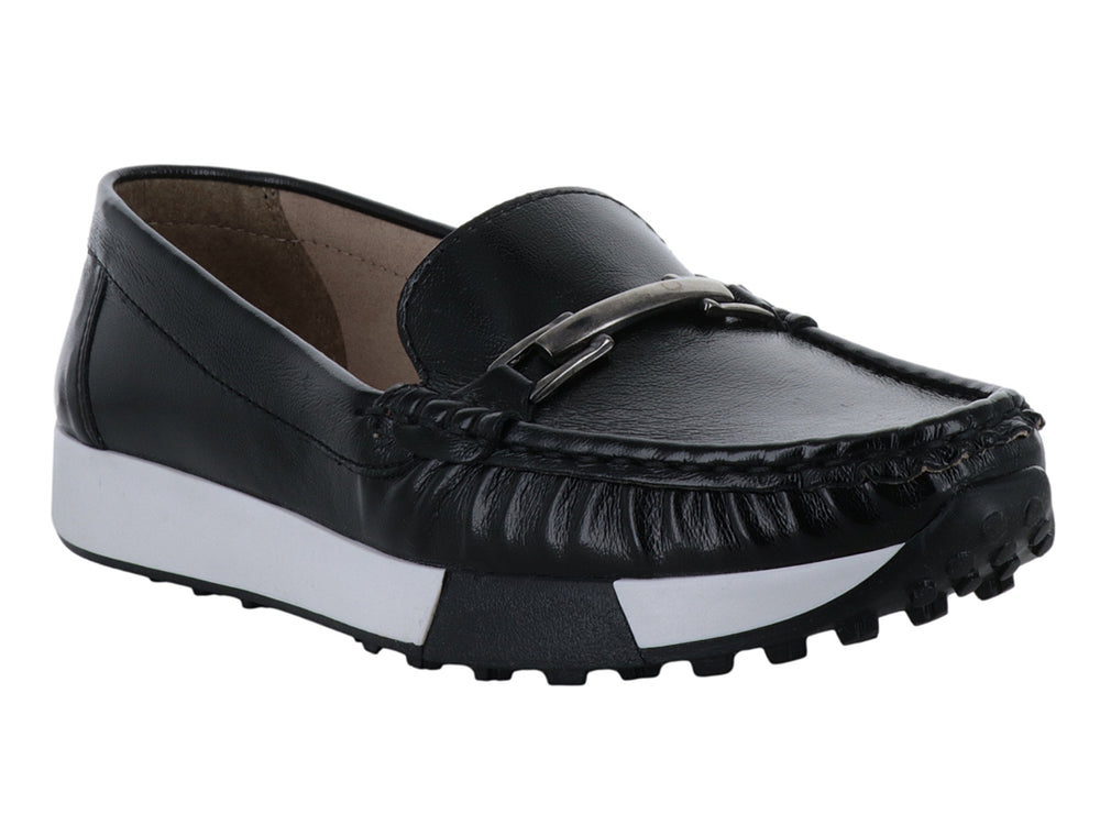 Zapato mocasín negro con suela blanca gruesa y detalle metálico superior.