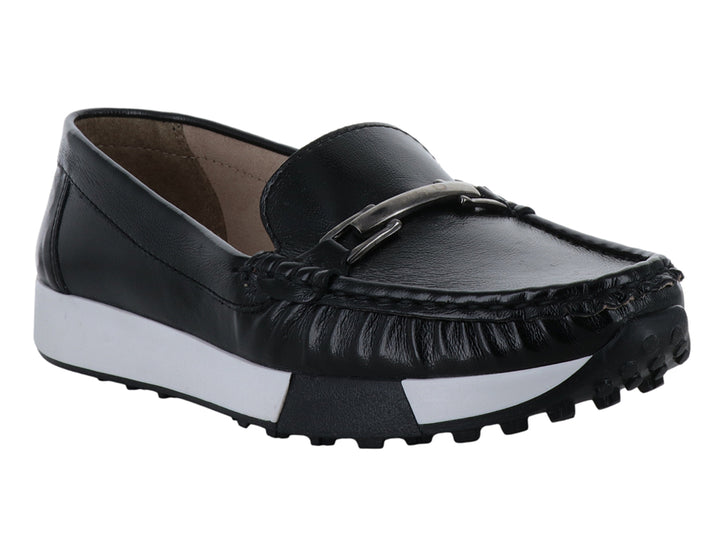 Zapato mocasín negro con suela blanca gruesa y detalle metálico superior.