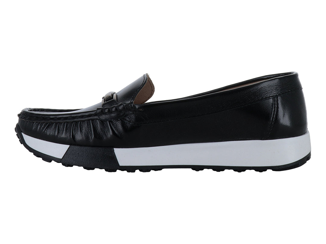 Zapato mocasín negro con suela blanca gruesa y detalle metálico superior.