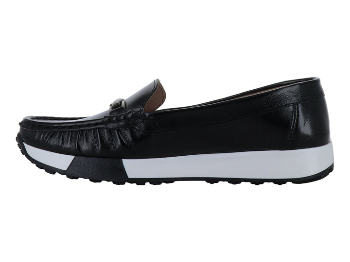 Zapato mocasín negro con suela blanca gruesa y detalle metálico superior.