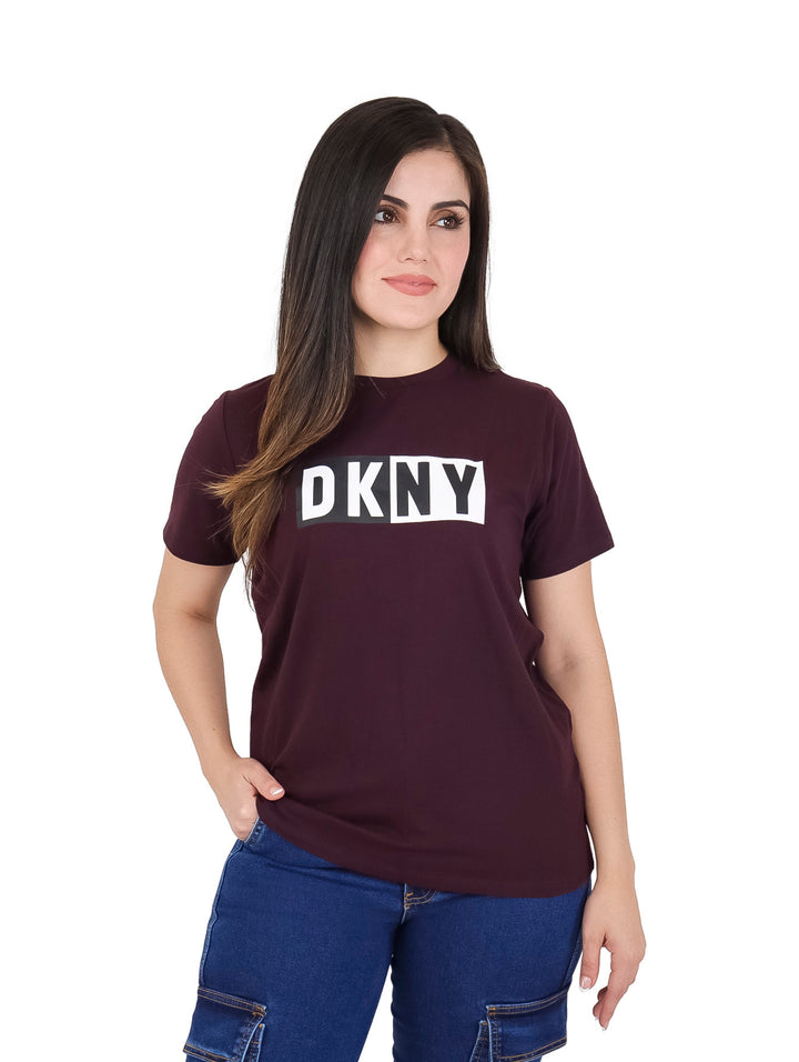 Playera DKNY Logo Color Vino para Mujer