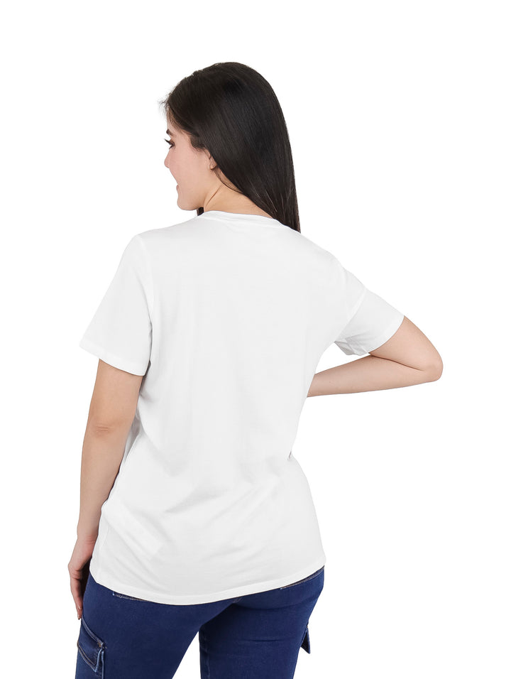 Mujer vistiendo una camiseta blanca de manga corta con el logo de DKNY en el pecho.