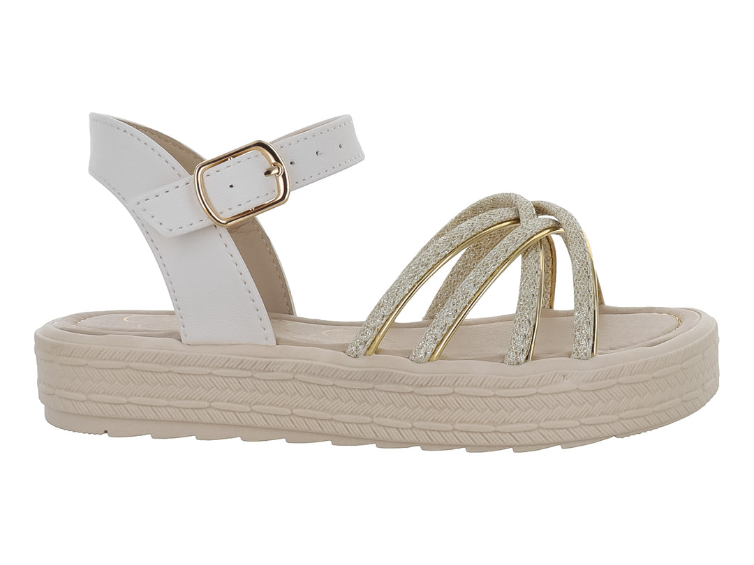 Sandalia de plataforma color latte con correas doradas brillantes y correa blanca con hebilla.