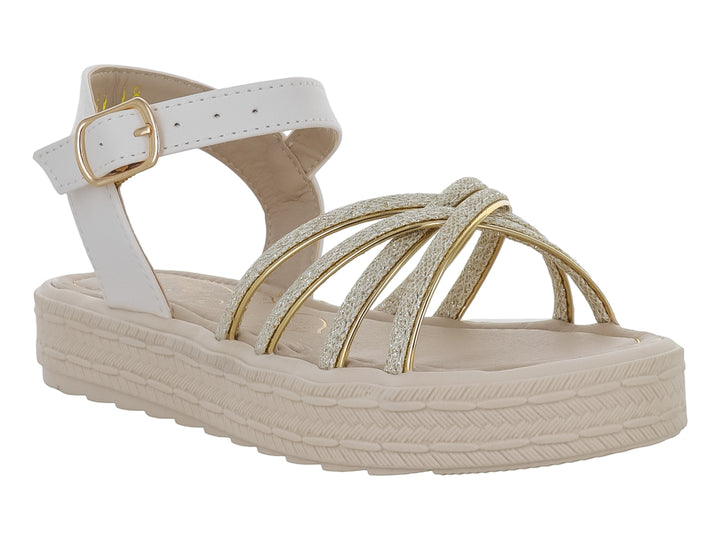 Sandalia de plataforma color latte con correas doradas brillantes y correa blanca con hebilla.