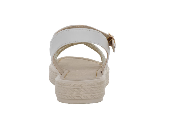 Sandalia de plataforma color latte con correas doradas brillantes y correa blanca con hebilla.