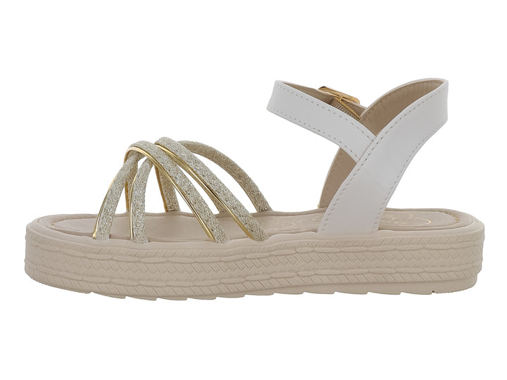 Sandalia de plataforma color latte con correas doradas brillantes y correa blanca con hebilla.