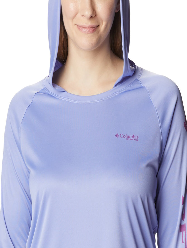 Playera deportiva Columbia color morado claro con capucha y manga larga.