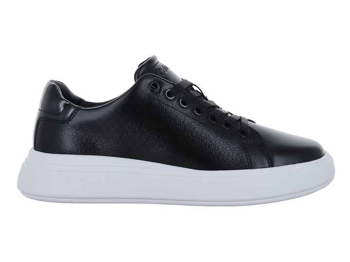 Tenis Calvin Klein color negro con suela blanca gruesa y textura grabada en el cuerpo.
