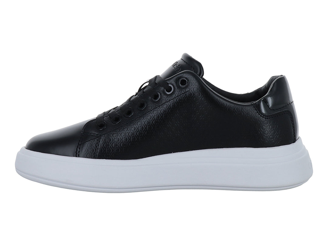 Tenis Calvin Klein color negro con suela blanca gruesa y textura grabada en el cuerpo.