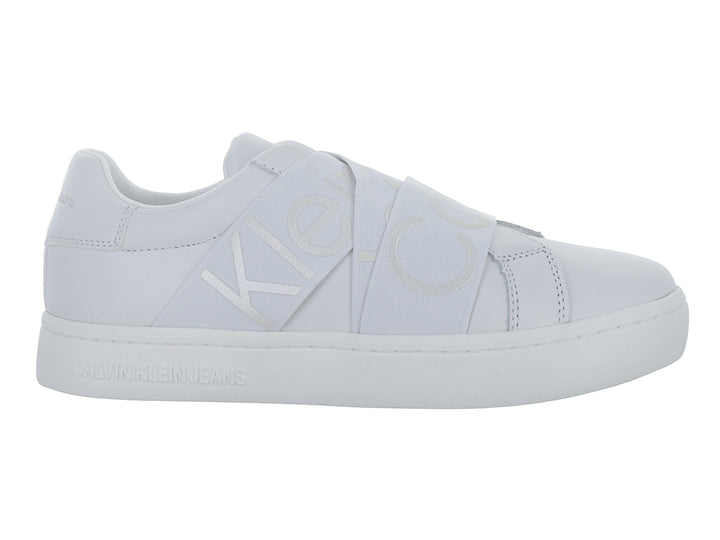 Tenis blancos de Calvin Klein con cintas elásticas cruzadas y suela plana.