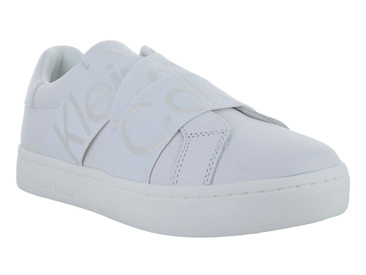 Tenis blancos de Calvin Klein con cintas elásticas cruzadas y suela plana.