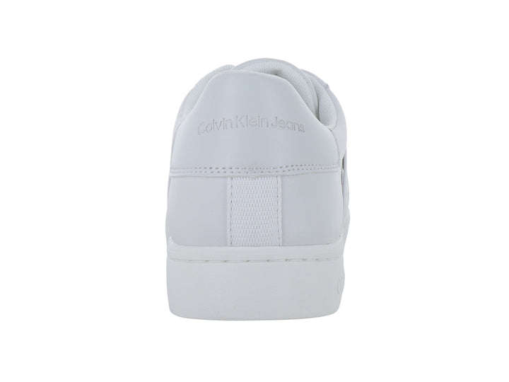 Tenis blancos de Calvin Klein con cintas elásticas cruzadas y suela plana.