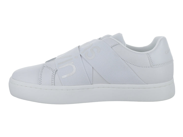 Tenis blancos de Calvin Klein con cintas elásticas cruzadas y suela plana.