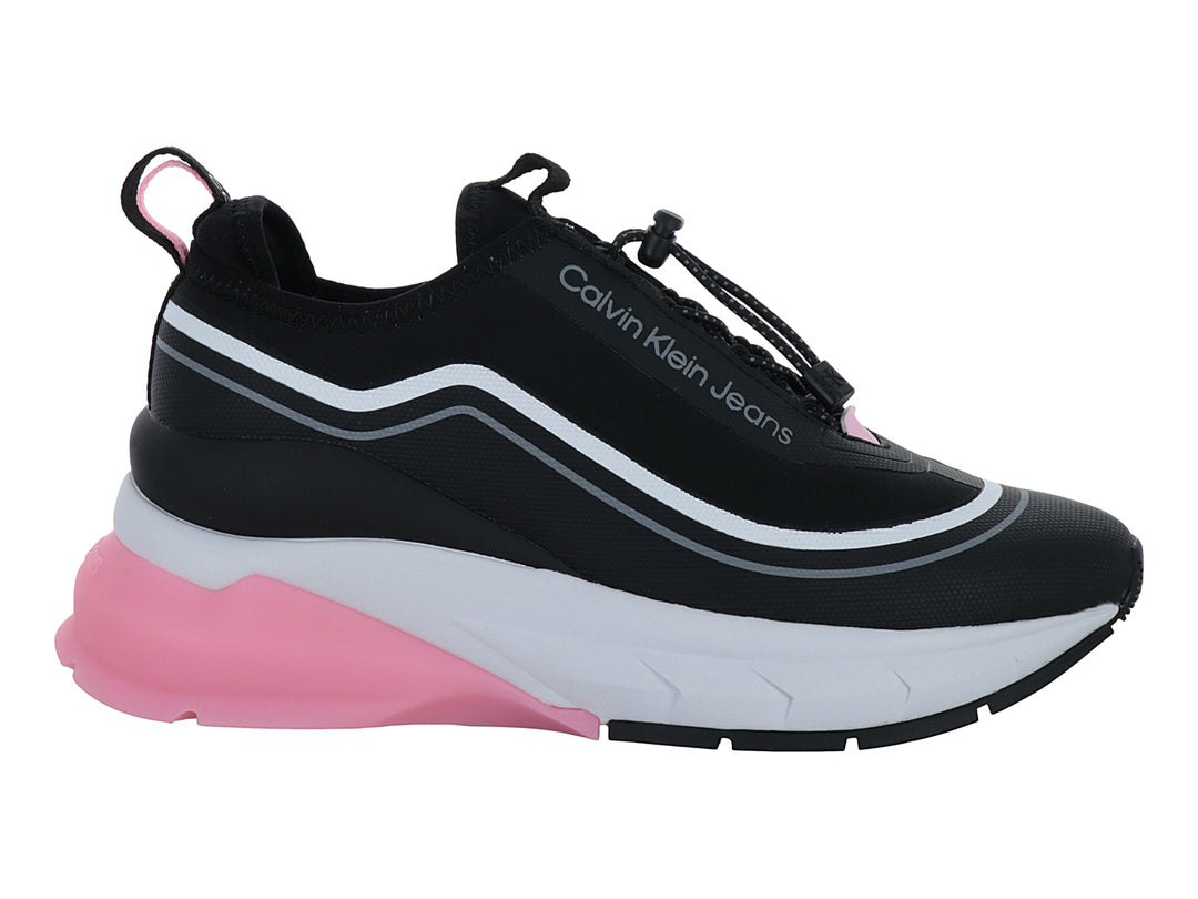 Tenis Calvin Klein negros con suela blanca y rosa, diseño chunky y detalles lineales blancos.