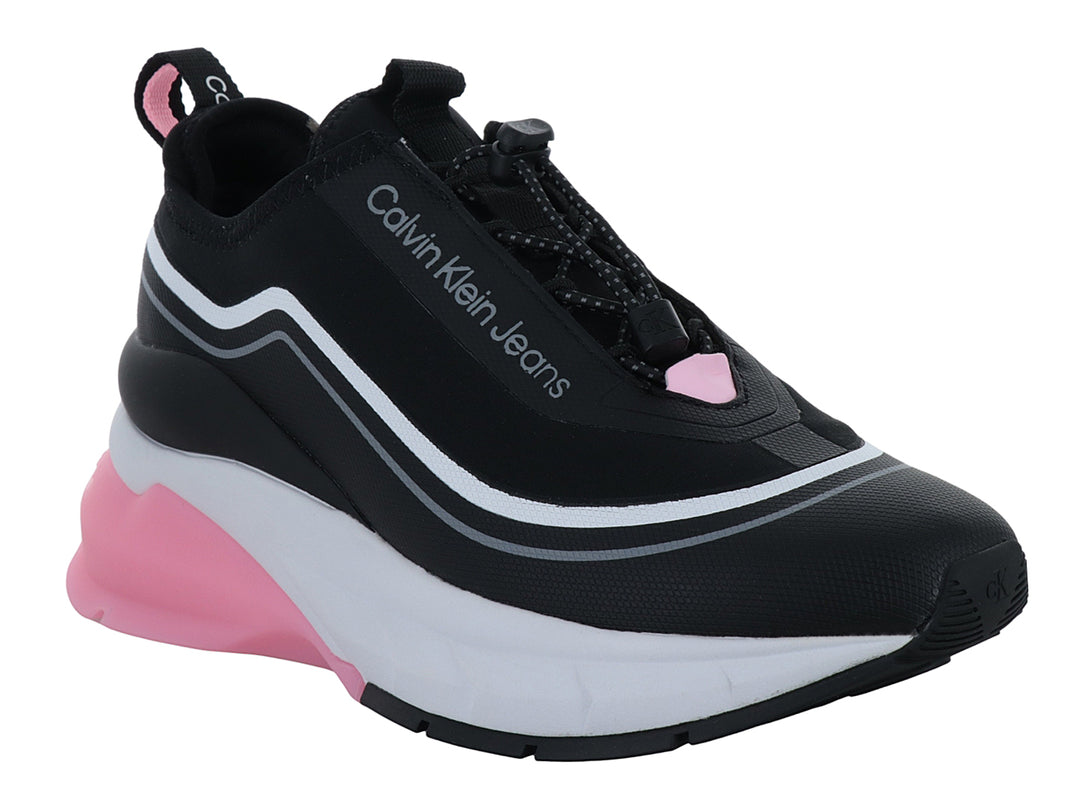 Tenis Calvin Klein negros con suela blanca y rosa, diseño chunky y detalles lineales blancos.