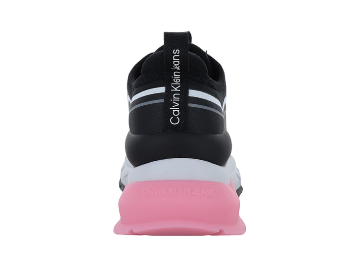 Tenis Calvin Klein negros con suela blanca y rosa, diseño chunky y detalles lineales blancos.