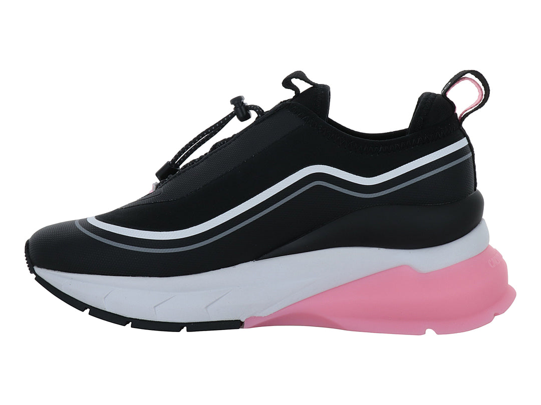 Tenis Calvin Klein negros con suela blanca y rosa, diseño chunky y detalles lineales blancos.