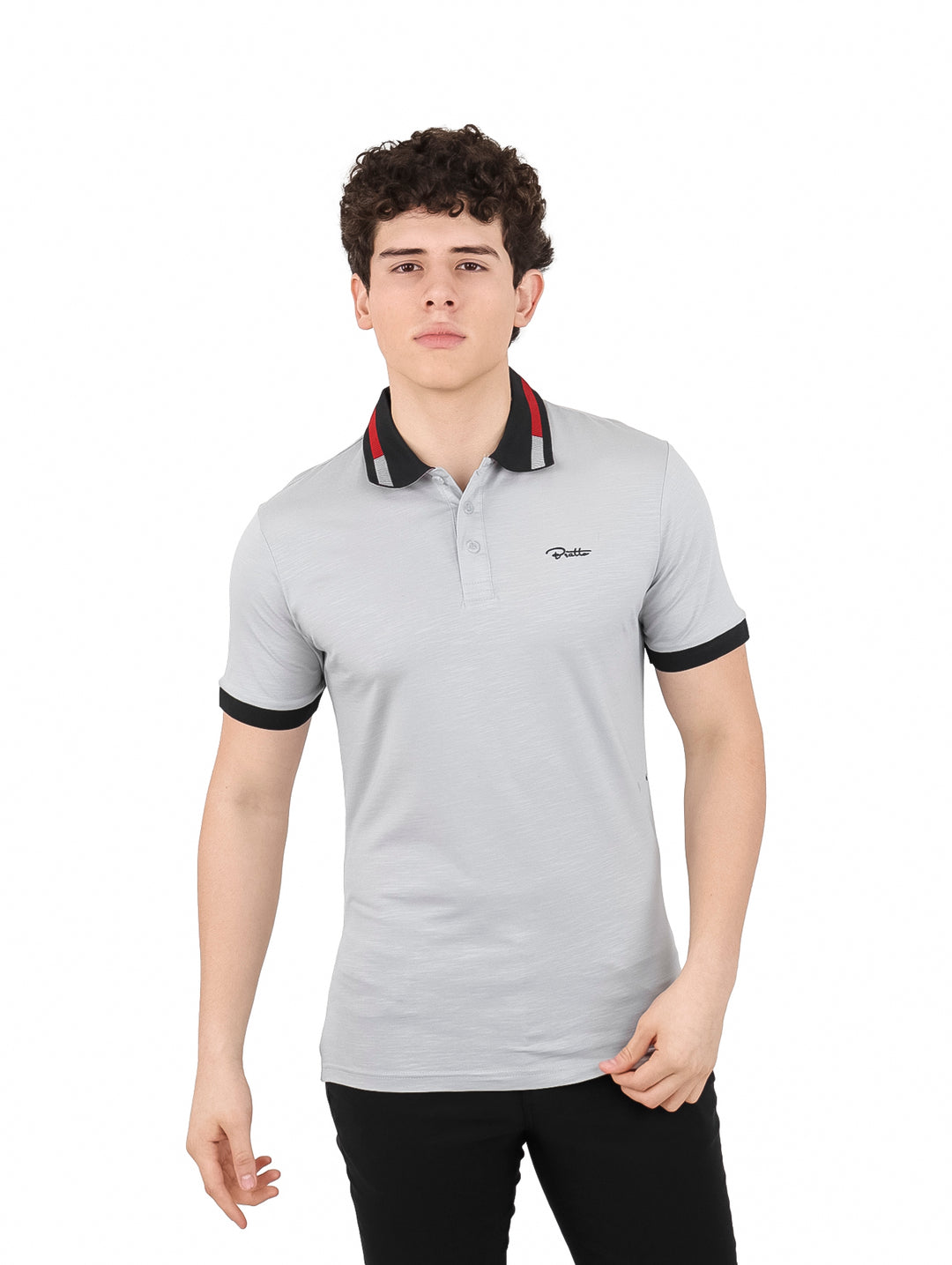 Hombre vistiendo playera polo color gris con detalles en negro y rojo en el cuello y mangas.