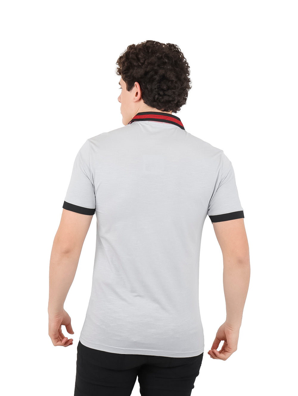 Hombre vistiendo playera polo color gris con detalles en negro y rojo en el cuello y mangas.