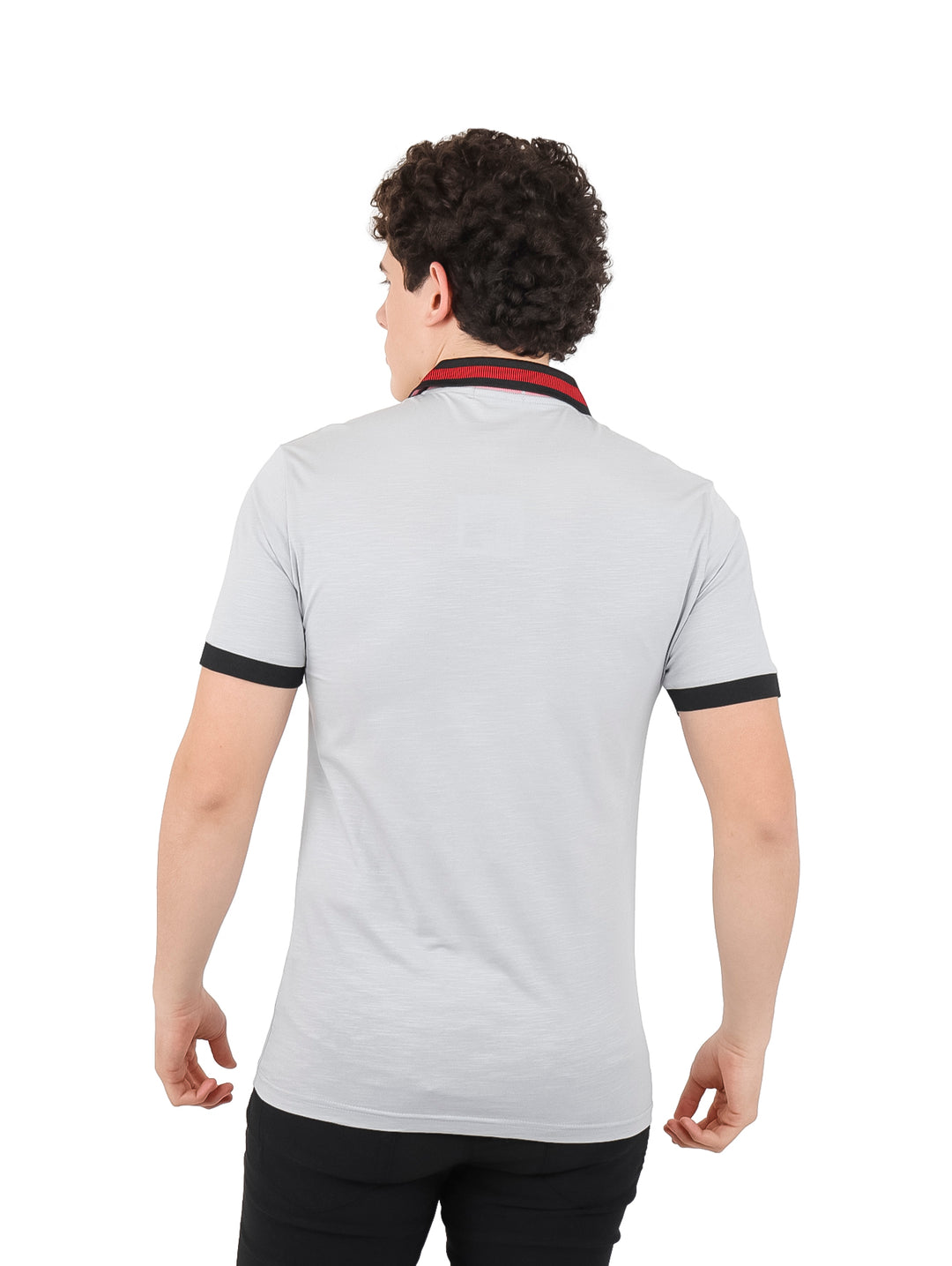 Hombre vistiendo playera polo color gris con detalles en negro y rojo en el cuello y mangas.