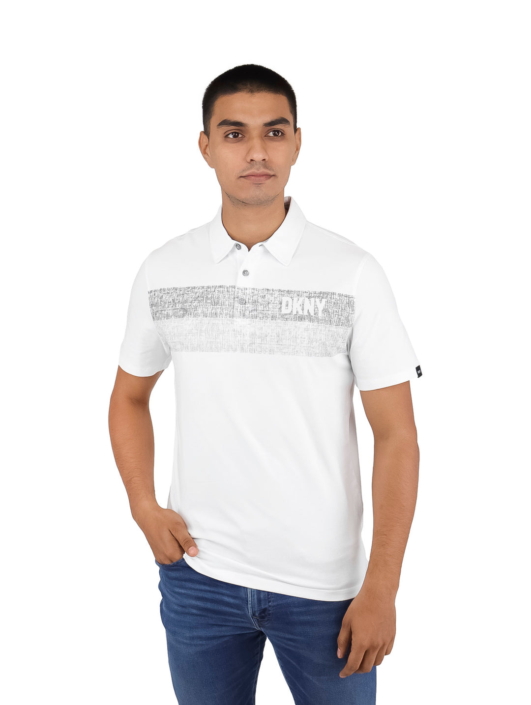 Hombre vistiendo polo blanco de manga corta con banda gris horizontal y logo DKNY en el pecho.