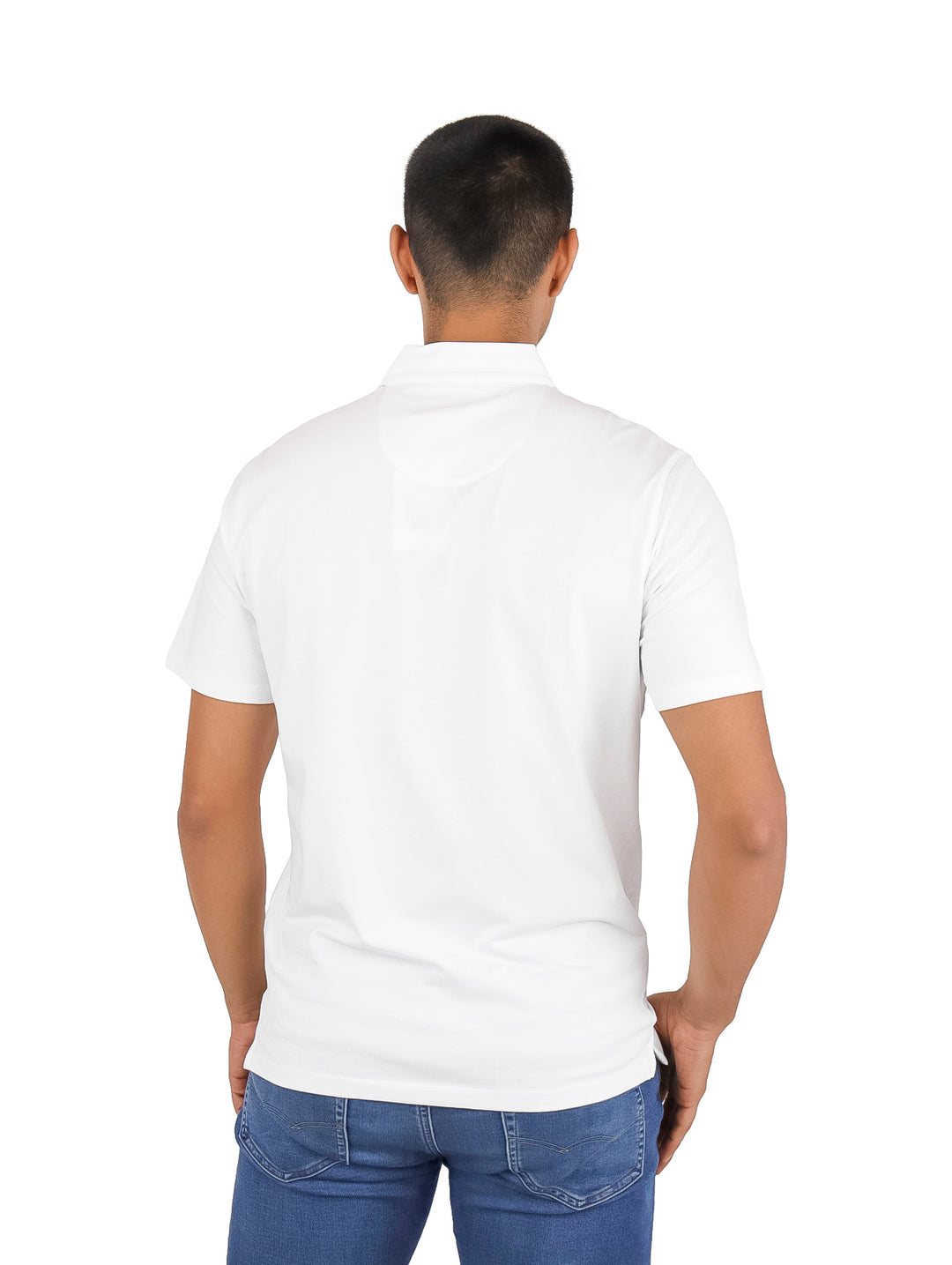 Hombre vistiendo polo blanco de manga corta con banda gris horizontal y logo DKNY en el pecho.