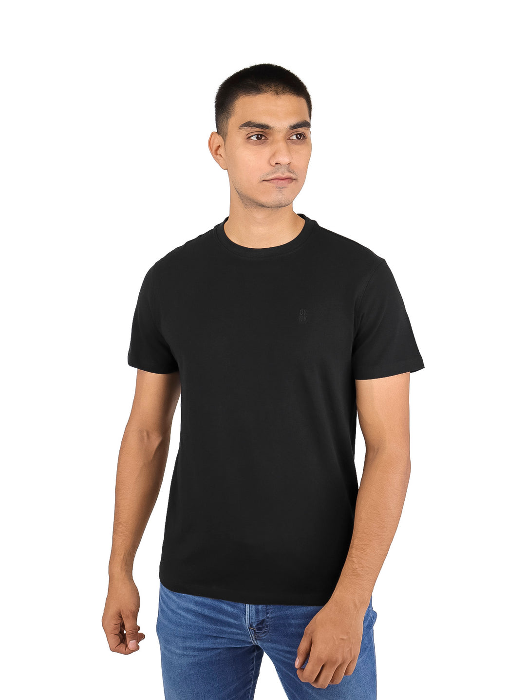Hombre vistiendo una camiseta básica de manga corta y cuello redondo en color negro.