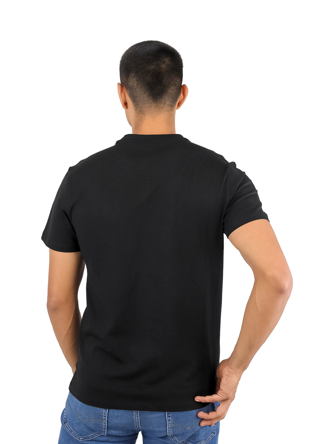 Hombre vistiendo una camiseta básica de manga corta y cuello redondo en color negro.