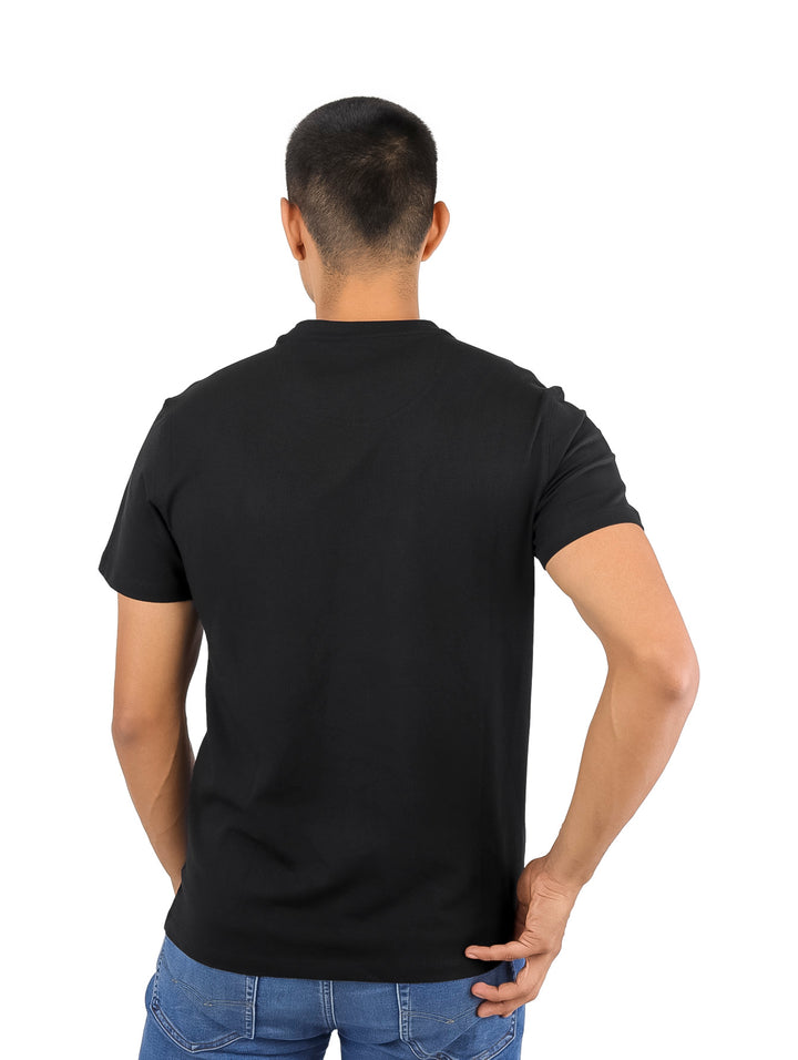 Hombre vistiendo una camiseta básica de manga corta y cuello redondo en color negro.