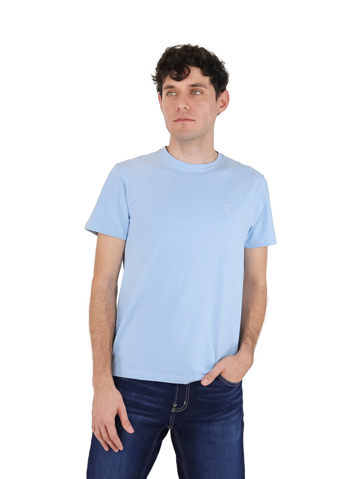 Hombre vistiendo una camiseta de manga corta color cerúleo de la marca DKNY.