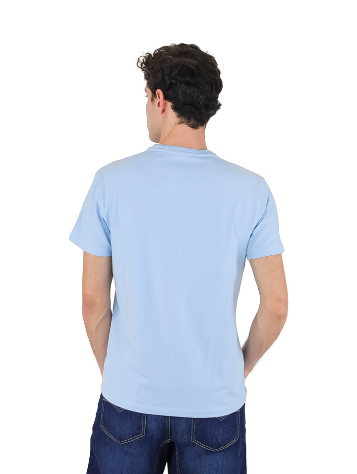 Hombre vistiendo una camiseta de manga corta color cerúleo de la marca DKNY.