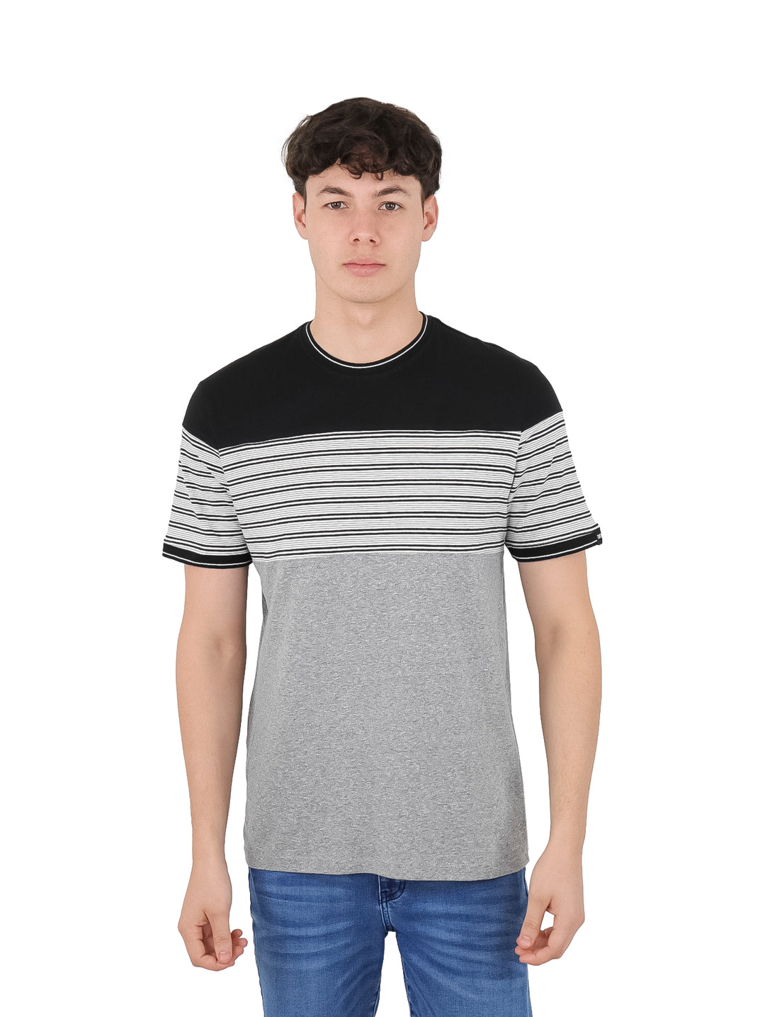 Camiseta de manga corta para hombre con diseño de bloques en negro, rayas blancas y negras, y parte inferior gris.
