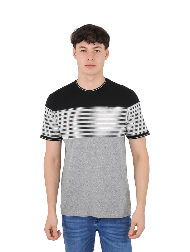 Camiseta de manga corta para hombre con diseño de bloques en negro, rayas blancas y negras, y parte inferior gris.