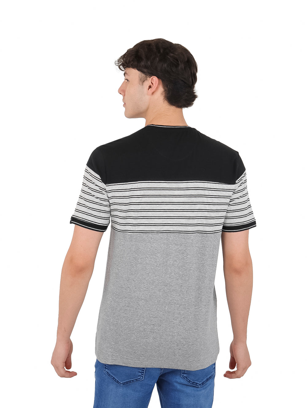 Camiseta de manga corta para hombre con diseño de bloques en negro, rayas blancas y negras, y parte inferior gris.