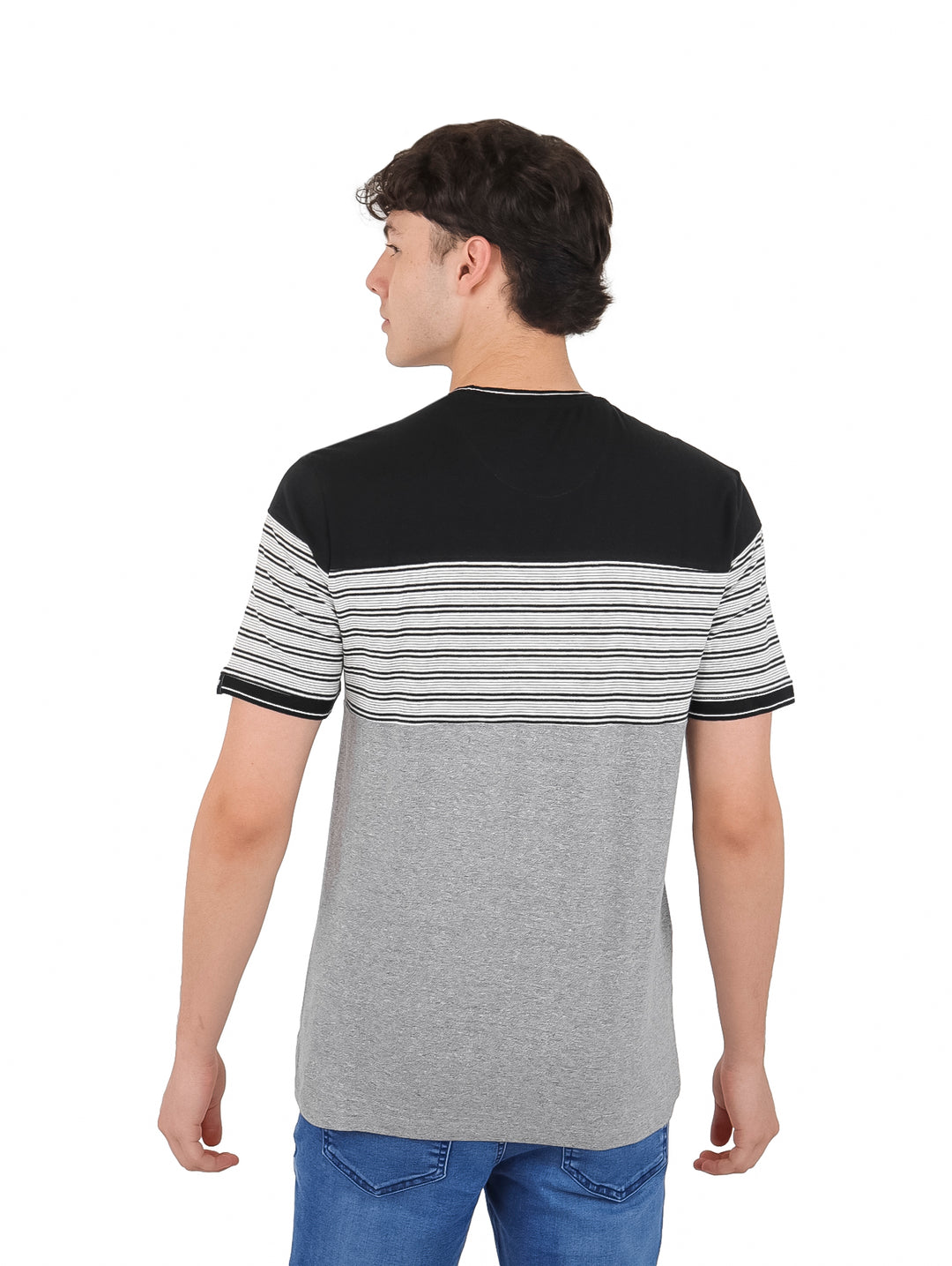 Camiseta de manga corta para hombre con diseño de bloques en negro, rayas blancas y negras, y parte inferior gris.