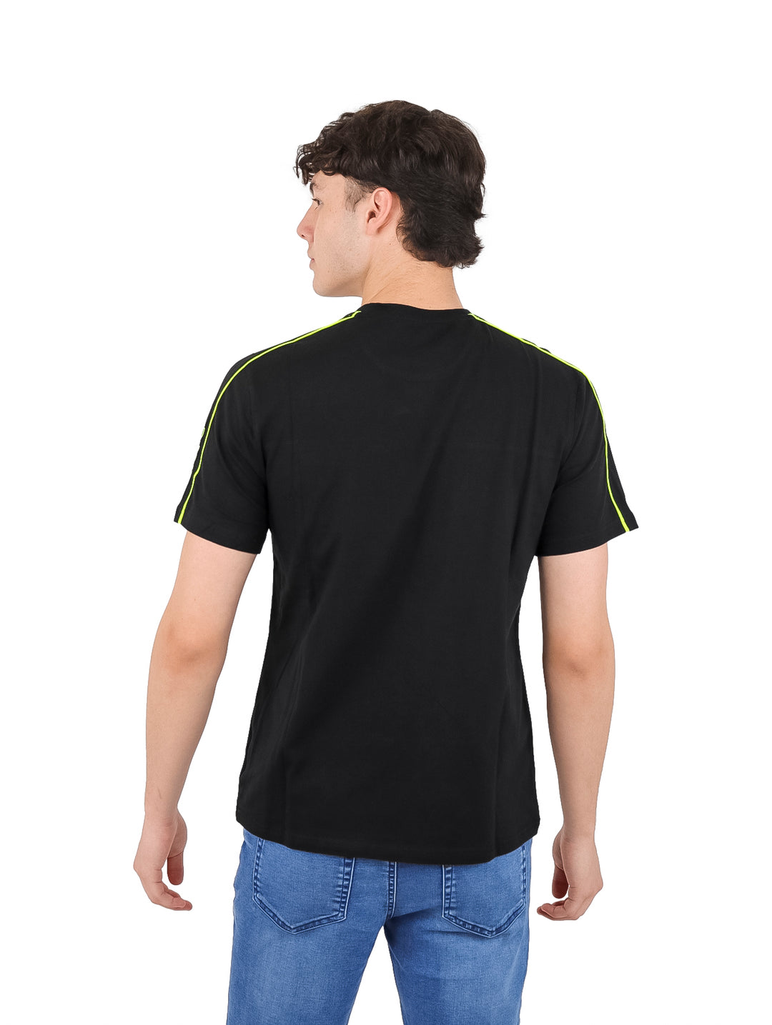 Hombre vistiendo camiseta DKNY color negro con detalles en amarillo neón en hombros y pecho.