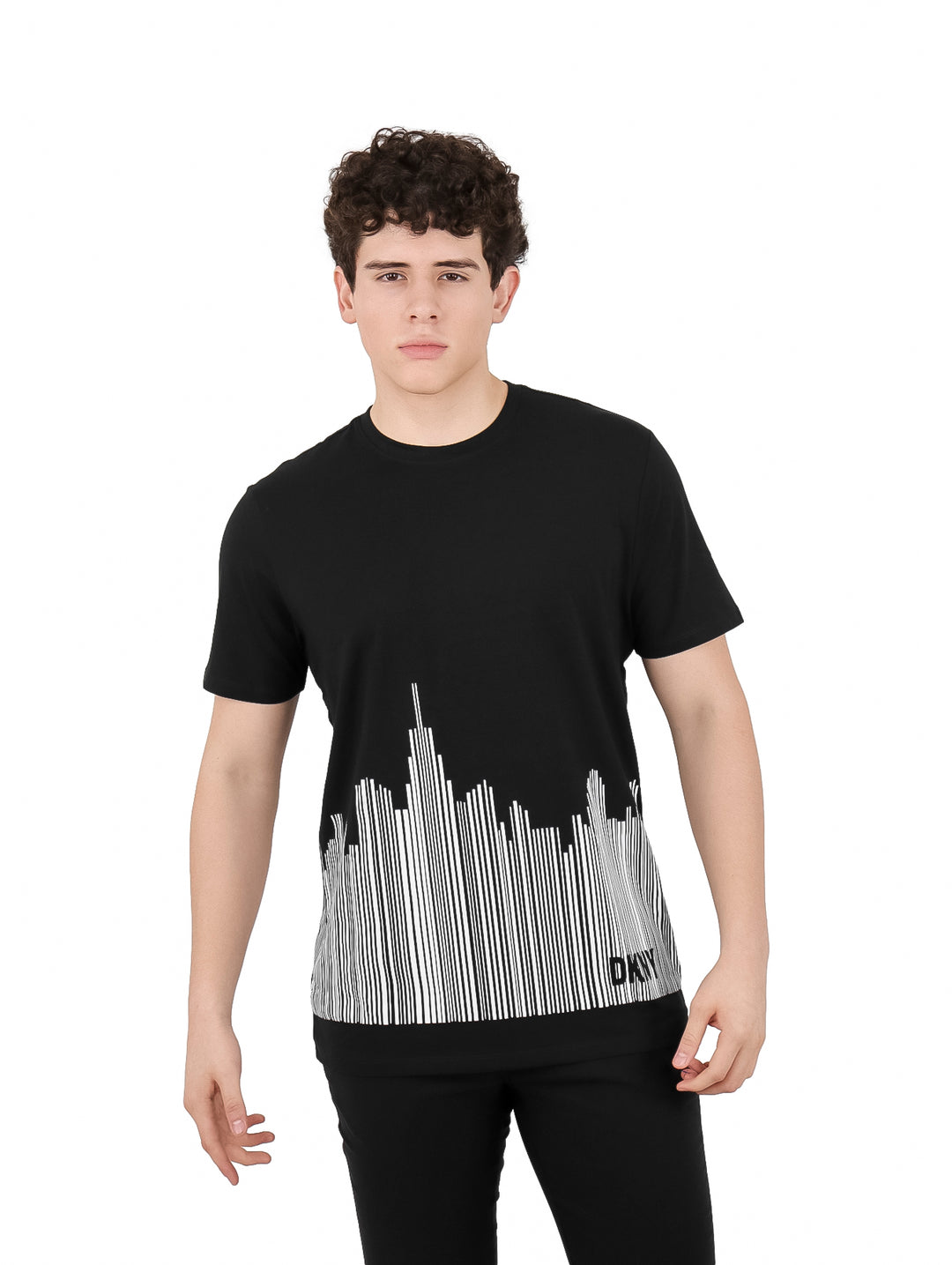 Camiseta negra de manga corta con diseño gráfico de líneas blancas en la parte inferior.