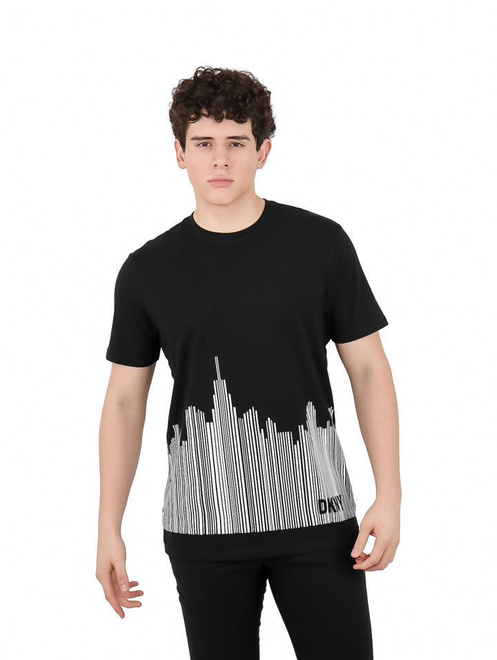 Camiseta negra de manga corta con diseño gráfico de líneas blancas en la parte inferior.