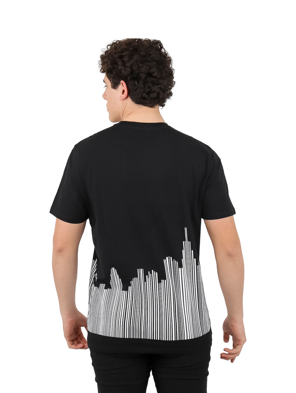Camiseta negra de manga corta con diseño gráfico de líneas blancas en la parte inferior.