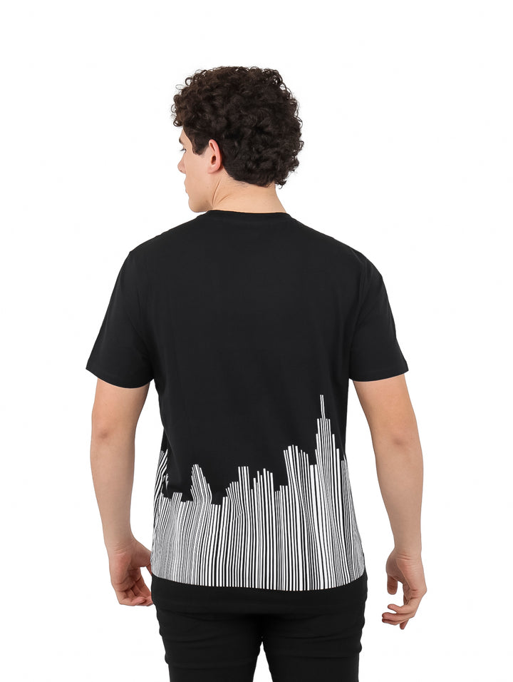 Camiseta negra de manga corta con diseño gráfico de líneas blancas en la parte inferior.