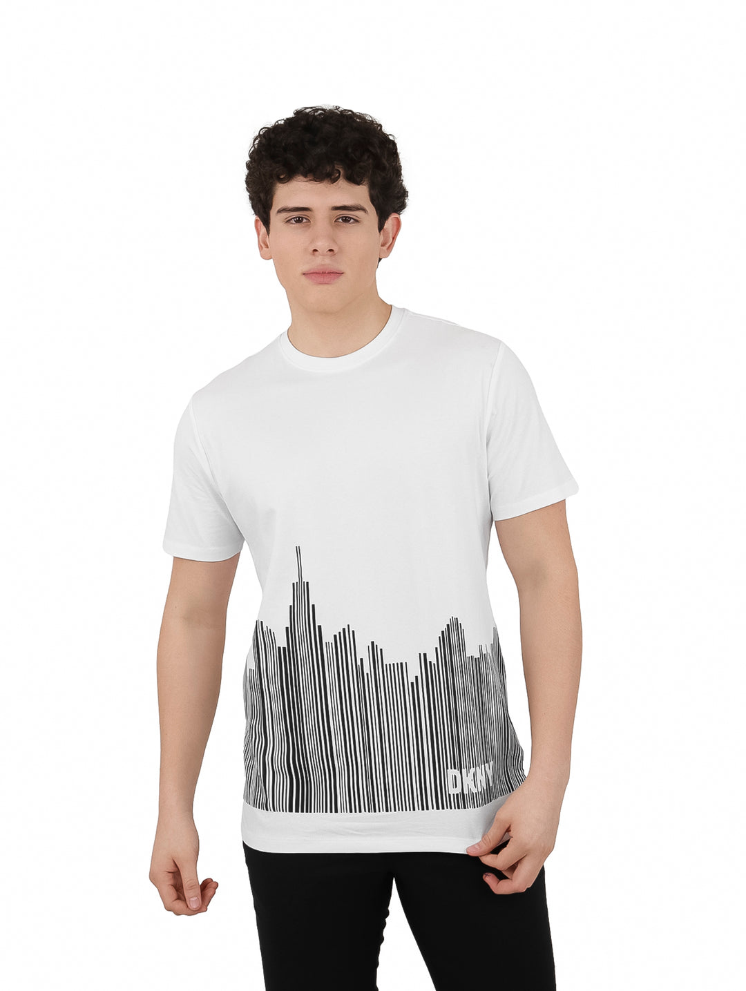 Camiseta blanca de manga corta con estampado gráfico negro en la parte inferior.