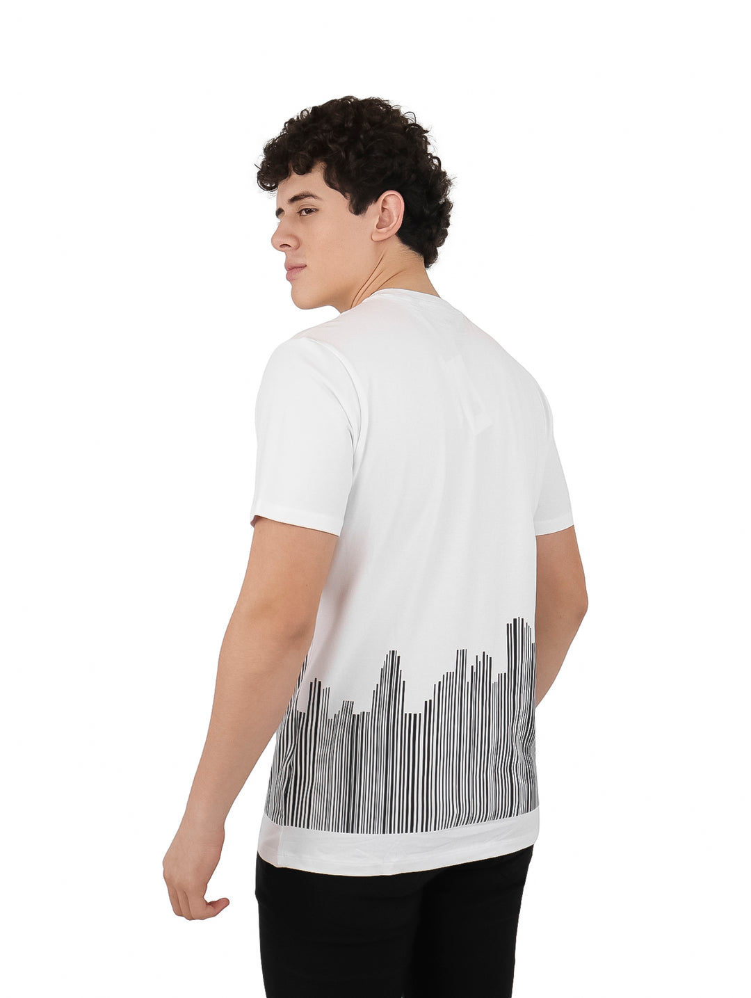 Camiseta blanca de manga corta con estampado gráfico negro en la parte inferior.